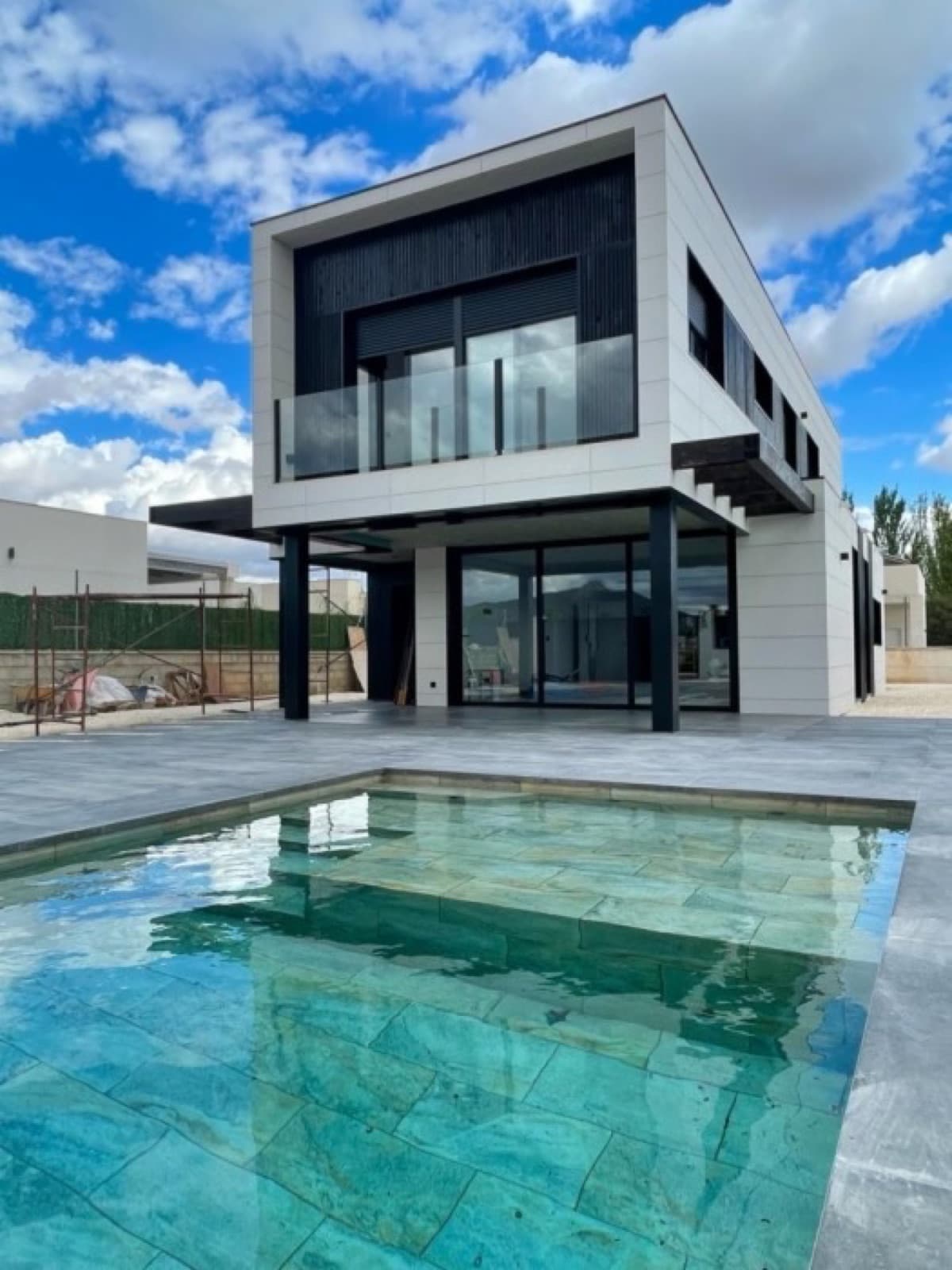 Villa moderna con piscina