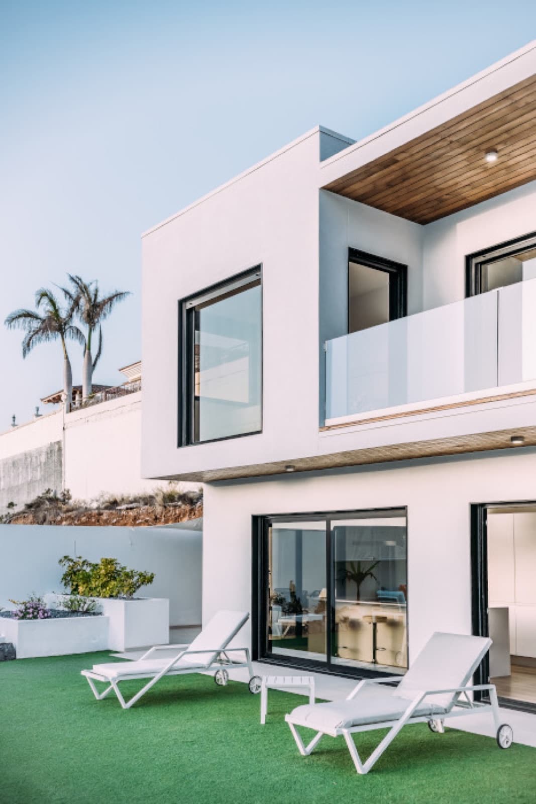 Vivienda moderna con jardín