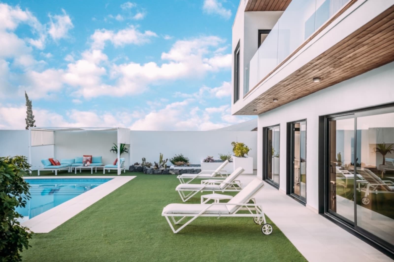 Piscina y zona chill